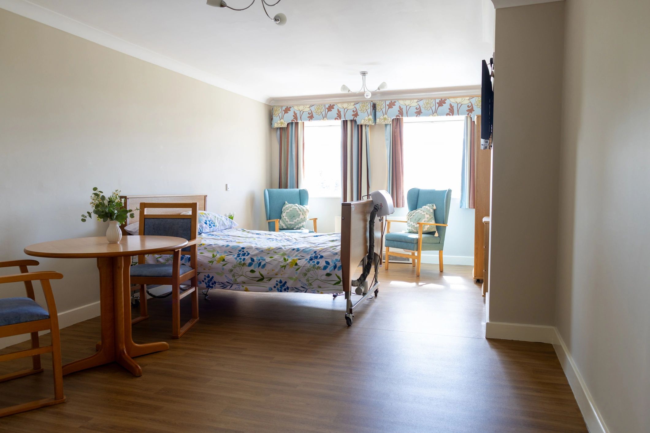 Calm, well-styled bedroom interior